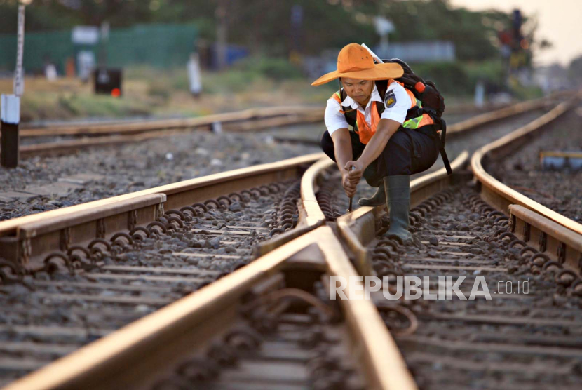 (ILUSTRASI) Petugas PT KAI Daerah Operasi (Daop) 3 Cirebon beraktivitas di jalur kereta. 