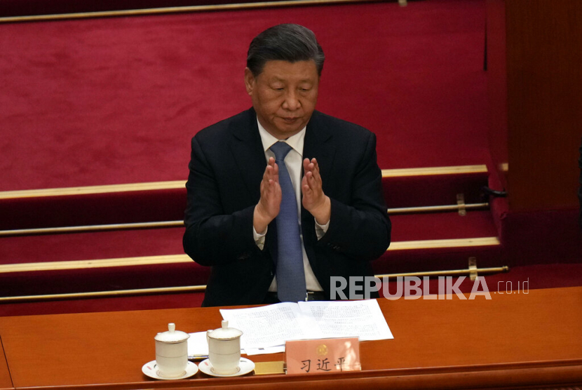  Presiden China Xi Jinping bertepuk tangan saat sesi pembukaan Kongres Konsultatif Politik Rakyat China (CPPCC) di Aula Besar Rakyat di Beijing, 4 Maret 2023. Kongres Rakyat Cina (NPC) memberikan mandat kepada Xi Jinping kembali menjadi Presiden Cina, di masa jabatan lima tahun ketiganya, pada Jumat (10/3/2023). Jabatan presiden tiga kali berturut-turut ini belum pernah terjadi sebelumnya di Cina.