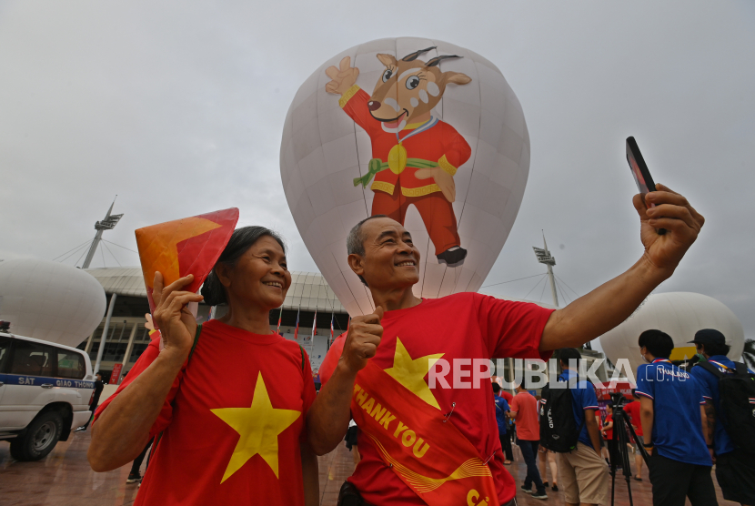 Sejumlah warga berpose menjelang upacara pembukaan SEA Games 2021 Vietnam di Stadion Nasional My Dinh, Hanoi, Kamis (12/5/2022). Masyarakat Vietnam sudah tidak terlalu peduli dengan penggunaan masker. Ilustrasi. 
