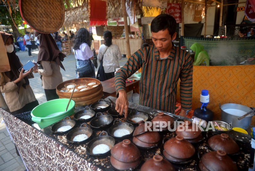 Ilustrasi pedagang memasak serabi.
