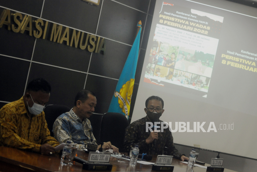 Ketua Komnas HAM Ahmad Taufan Damanik (tengah), Komisioner Komnas HAM, Beka Ulung Hapsara (kanan), dan Komisioner Komnas HAM Choirul Anam (kiri) menyampaikan keterangan kepada wartawan terkait kasus ricuh pengukuran lahan Wadas di Jakarta, Kamis (24/2/2022) Dari investigasi yang dilakukan pada 11-14 Februari 2022 tersebut Komnas HAM menemukan adanya kekerasan berlebihan yang dilakukan oleh aparat kepolisian kepada warga Desa Wadas, Purworejo, Jawa Tengah, saat melakukan pengamanan pengukuran lahan untuk tambang batu Andesit. Republika/Putra M. Akbar