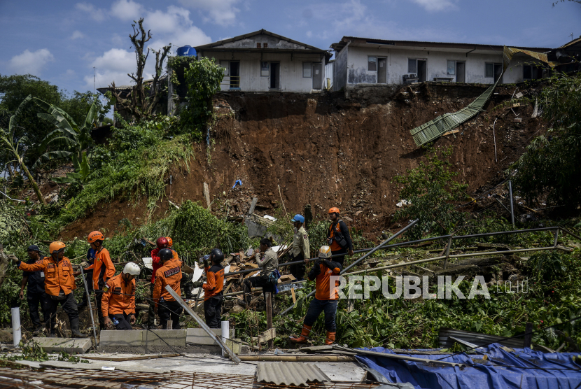 Petugas gabungan melakukan pencarian korban tanah longsor di Kampung Kebon Jahe, Kebon Kelapa, Kota Bogor, Jawa Barat, Kamis (13/10/2022). Bencana tanah longsor yang diakibatkan hujan deras pada Rabu (12/10/2022) sore tersebut mengakibatkan satu orang meninggal dunia dan tiga warga lainnya masih dalam proses pencarian. Antisipasi cuaca ekstrem Pemkot Bogor menetapkan status tanggap darurat.