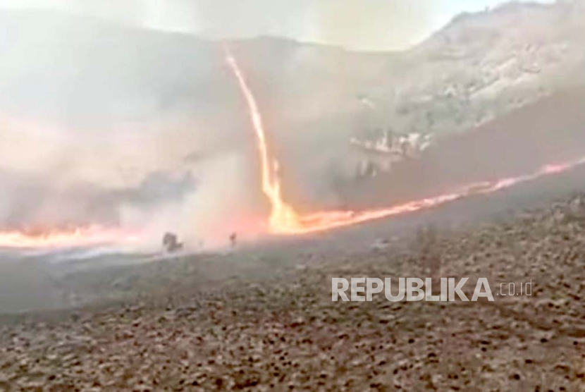 Tangkapan layar fenomena dust devil atau pusaran api di Gunung Bromo yang viral di media sosial. 