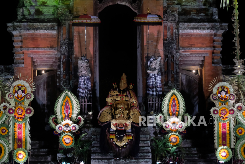 Seniman menampilkan kesenian Barong Ket saat pagelaran Taman Ayun Barong Festival di Pura Taman Ayun Mengwi, Badung, Bali.
