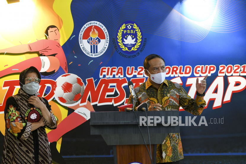Menpora Zainudin Amali (kanan) bersama Wali Kota Surabaya Tri Rismaharini (kiri) memberikan keterangan pers terkait penyelenggaraan Piala Dunia U-20 2021 di Kantor Kemenpora, Jakarta, Kamis (6/8/2020). Tri Rismaharini menyatakan bahwa Stadion GBT siap menjadi salah satu tempat penyelengaraan Piala Dunia U-20 pada tahun 2021 dan akan diverifikasi Federasi Sepak Bola Dunia (FIFA) pada September mendatang. 