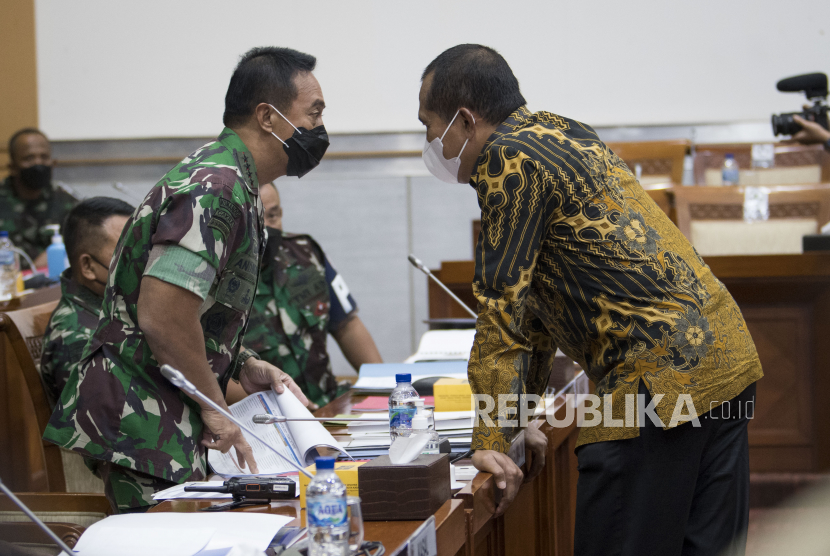 Ilustrasi. Panglima TNI Jenderal Andika Perkasa (kiri) berbincang Wakil Ketua Komisi I DPR Abdul Kharis Almasyhari (kanan). Komisi I DPR menyepakati penjualan kapal eks KRI Teluk Sampit 515.