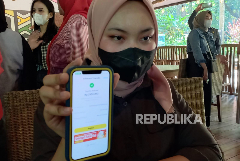 Sadila Ramadani memperlihatkan bukti transfer kepada oknum FM terkait rekrutmen kerja di Kebun Binatang Bandung, yang ternyata diduga bodong, Jumat (26/5/2023). 