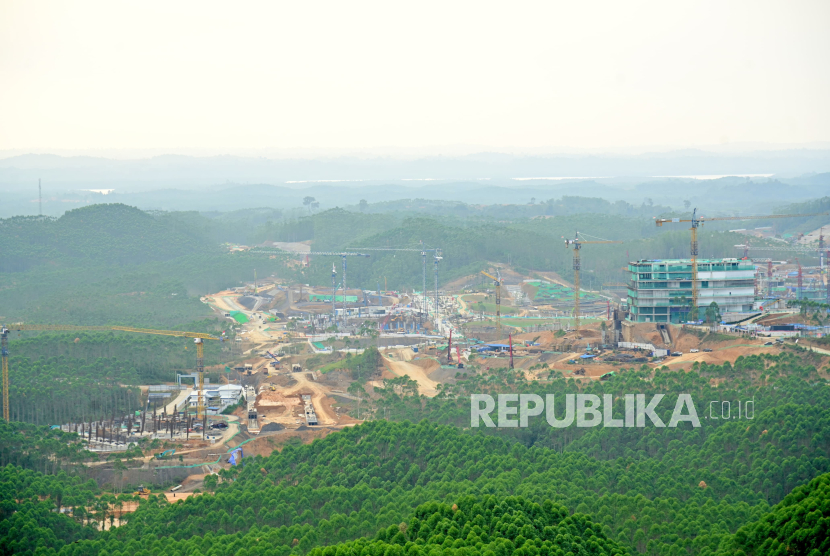 Pemandangan pembangunan IKN di atas bukit, Jumat (22/9/2023).