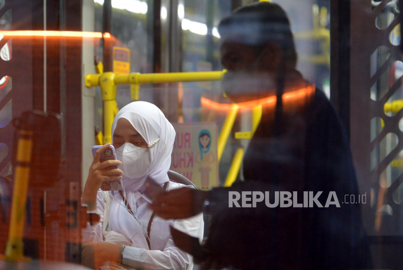 Warga berada di dalam Bus TransJakarta di Jakarta, Selasa (3/1/2023). Pemprov DKI Jakarta mengimbau pengguna transportasi umum tetap memakai masker, meskipun status pemberlakuan pembatasan kegiatan masyarakat (PPKM) telah resmi dicabut. Republika/Prayogi.