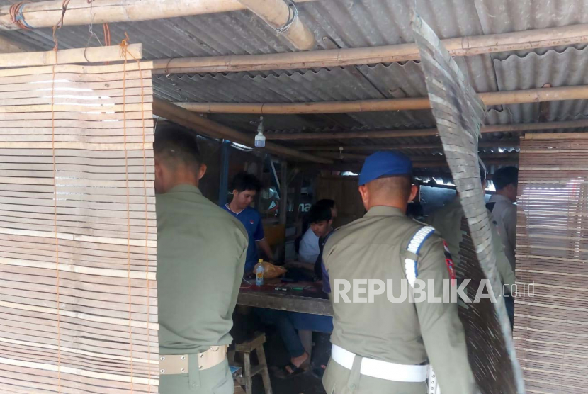 Personel Satuan Polisi Pamong Praja (Satpol PP) Kota Tasikmalaya melakukan operasi warung makan, Kamis (30/3/2023). 