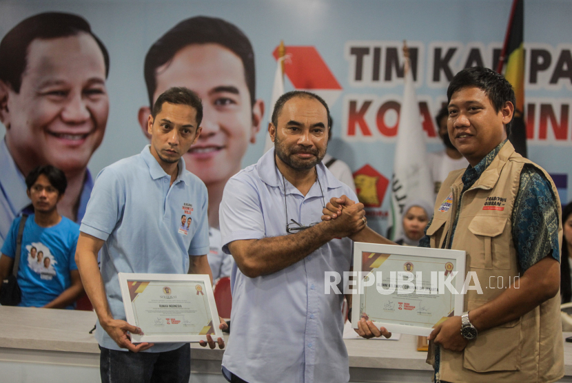 Ketua TKN Golf Prabowo-Gibran, Haris Rusly Moti (tengah) bersama Wakil Ketua TKN Golf Fauzi Baadilla (kiri) memberi plakat kepada relawan Erick Thohir saat deklarasi di Jakarta, Rabu (3/1/2024). 