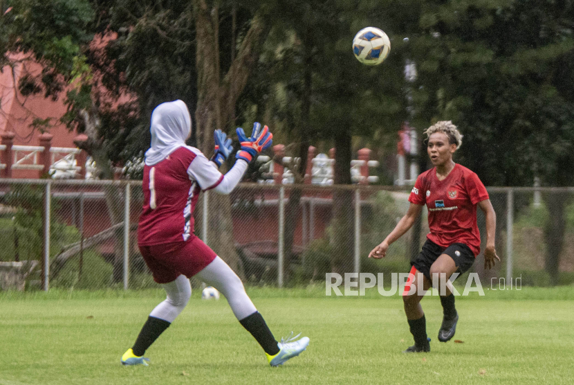 Pesepak bola Timnas Wanita Indonesia U-19 Marsela Yuliana Awi (kanan) berebut bola dengan pesepak bola PON  Lampung Nafisa (kiri) di Lapangan Baseball, Jakabaring Sport City (JSC), Palembang, Sumatera Selatan, Sabtu (1/7/2023). Laga uji coba tersebut sebagai bagian dari persiapan timnas sepak bola wanita Indonesia untuk menghadapi pertandingan AFF U-19 Women Championship 2023 yang digelar pada 5-15 Juli 2023 di Palembang.