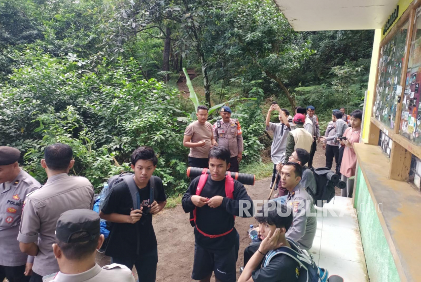 Polisi mengevakuasi sejumlah pendaki yang tersesat di kawasan Gunung Guntur, Kabupaten Garut, Jawa Barat, Jumat (26/5/2023). 