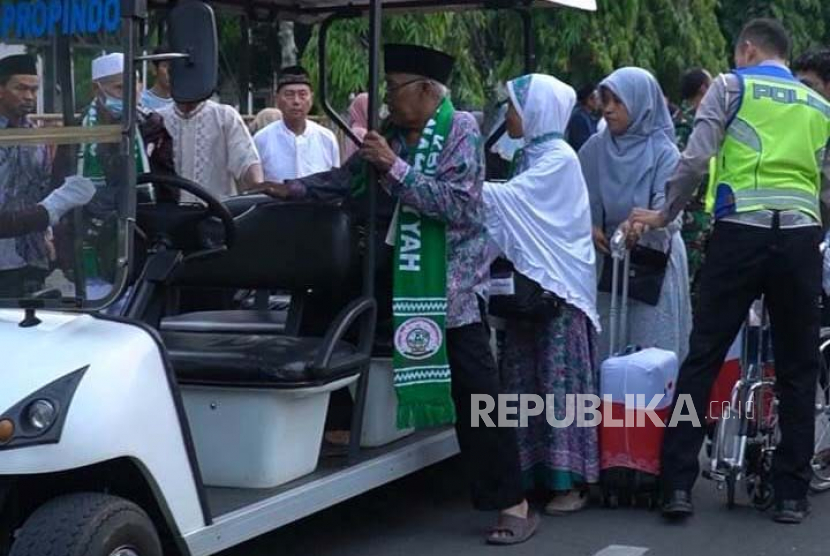 Polisi di Kabupaten Indrmaayu menjemput calhaj lansia menggunakan mobil golf sehingga mereka tdiak perlau capek berjalan dari lokasi parkir ke area Pendopo Indramayu. 