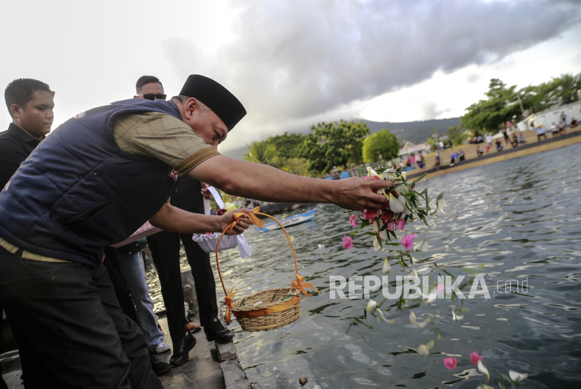 Calon Wakil Gubenur Maluku Utara Sarbin Sehe menabur bunga ke laut setelah doa bersama di Jembatan Residen Ternate,Maluku Utara,Kamis (17/10/2024). Doa bersama dan tabur bunga di laut tersebut dihadiri ratusan pendukung pasangan calon Gubernur dan Wakil Gubernur Maluku Utara nomor urut empat sebagai bentuk solidaritas dan rasa belasungkawa kepada almarhum Benny Laos atas insiden terbakarnya speedboat Bella 72 yang terjadi di Pelabuhan Regional Bobong, Kecamatan Taliabu Barat, Kabupaten Pulau Taliabu, Maluku Utara pada Sabtu (12/10). 