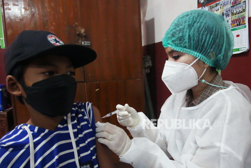 Petugas medis menyuntuikan vaksin COVID-19 kepada seorang murid saat mengikuti vaksinasi COVID-19 untuk murid sekolah dasar (SD) di SDN 5 Karawaci, Tangerang, Banten, Senin (18/10/2021). Pelaksanaan vaksinasi ini dilakukan dalam rangka persiapan pelaksanaan pembelajaran tatap muka (PTM) tahap satu secara terbatas di Kota Tangerang yang akan dilakukan di 45 SDN dari 448 sekolah yang ada di Kota Tangerang. 