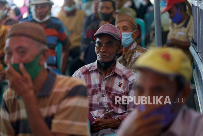 Warga lanjut usia (lansia) menunggu giliran vaksinasi COVID-19 di Desa Tenggela, Kabupaten Gorontalo, Gorontalo, Senin (22/11/2021). Pemerintah masih mematangkan rencana vaksin dosis ketiga atau booster bagi lansia di 2022.