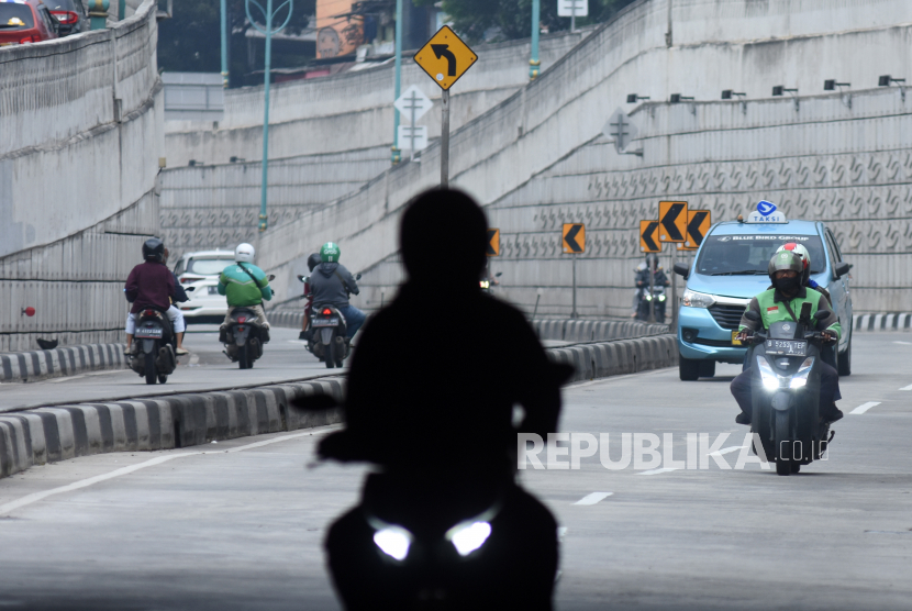 Pengemudi ojek online mengangkut penumpang saat melintas di Underpass Mampang-Kuningan, Jakarta, Jumat (9/9/2022). Kementerian Perhubungan merevisi kenaikan tarif ojek online (ojol) dari sebelumnya berkisar 30-50 persen menjadi 6-13 persen yang akan diberlakukan mulai 10 September 2022. 