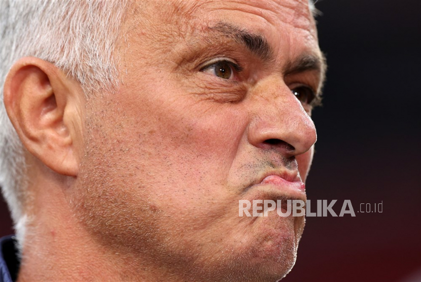 Reaksi pelatih AS Roma Jose Mourinho di laga final Liga Europa vs Sevilla di Budapest, Hungaria, Kamis (1/6/2023) dini hari WIB. 