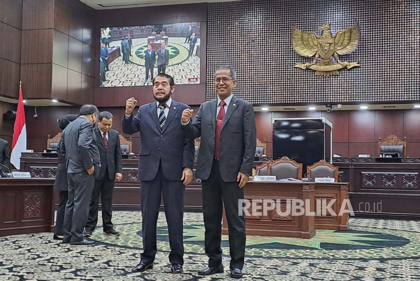 Ketua MK terpilih periode 2023-2028 Anwar Usman (kiri) dan Wakil Ketua MK terpilih periode 2023-2028 Saldi Isra (kanan). 
