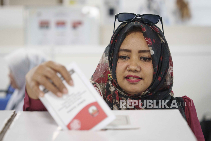 Seorang perempuan Indonesia yang tinggal di Malaysia memilih untuk kedua kalinya di Kuala Lumpur. KPU sebut antusiasme pemilih menurun mengikuti pemungutan suara ulang di Kuala Lumpur.