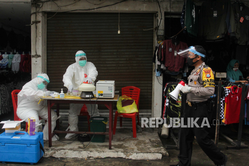 Petugas medis bersiap melakukan tes diagnostik cepat COVID-19 (Rapid Test) di Pasar Sore Manukan, Surabaya, Jawa Timur. Tes diagnostik cepat terhadap sejumlah pedagang di pasar itu guna mengetahui kondisi kesehatan mereka sebagai upaya untuk mencegah penyebaran virus Corona (COVID-19)