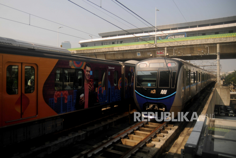 Rangkaian kereta MRT dan Bus Transjakarta melintas di Jakarta Selatan, Kamis (22/6/2023).