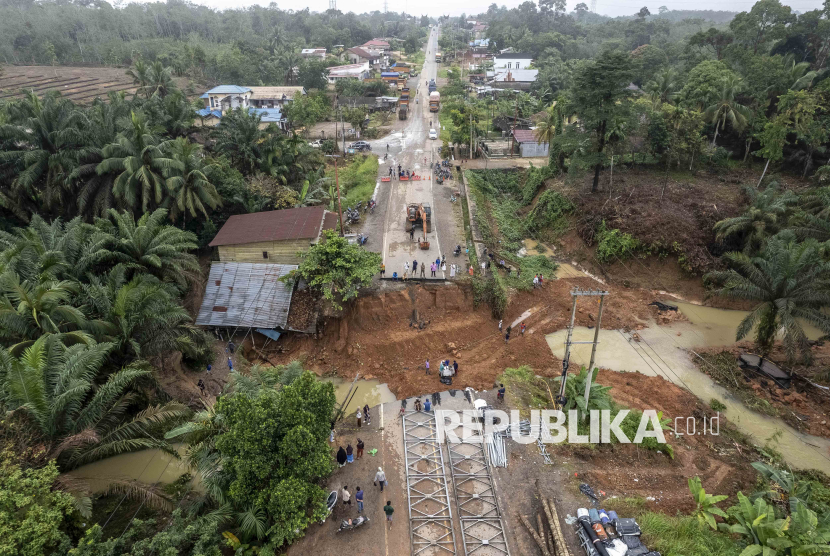 Jalan lintas Sumatera di Jambi Terputus Akibat Hujan Deras