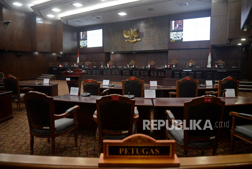 Suasana sidang putusan pengujian Formil dan Materiil Undang-Undang Nomor 11 Tahun 2020 tentang Cipta Kerja terhadap UUD 1945, di gedung Mahkamah Konstitusi (MK), Jakarta, Kamis (25/11). Mahkamah Konstitusi (MK) menolak sebagian gugatan Undang-undang (UU) Nomor 11 Tahun 2020 tentang Cipta Kerja (UU Cipta Kerja) yang diajukan sejumlah elemen buruh. Majelis juga memerintahkan pemerintah dan DPR untuk memperbaiki dalam jangka waktu dua tahun ke depan.Prayogi/Republika.