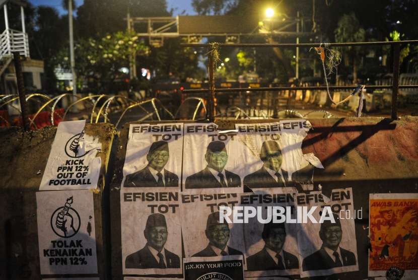 Sejumlah poster tertempel dibeton saat aksi unjuk rasa sejumlah mahasiswa yang tergabung dalam BEM Seluruh Indonesia di Kawasan Patung Kuda, Monas, Jakarta, Senin (17/2/2025). Unjuk rasa bertajuk Indonesia Gelap tersebut salah satunya menuntut pencabutan instruksi Presiden nomor 1 tahun 2025 tentang pemangkasan anggaran terutama anggaran sektor pendidikan. 