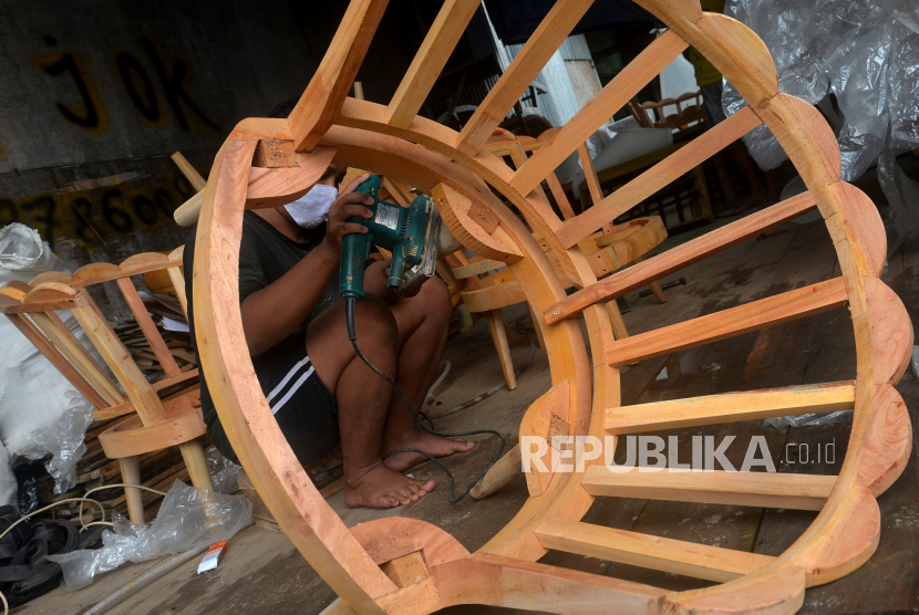 Pekerja mengerjakan pesanan kursi (ilustrasi). Direktorat Jenderal Bea dan Cukai (DJBC) Wilayah Bali, Nusa Tenggara Barat, Nusa Tenggara Timur, Kementerian Keuangan melaporkan ekspor komoditi lokal dari NTT ke Timor Leste selama Januari-Mei 2022 didominasi oleh produk furniture.