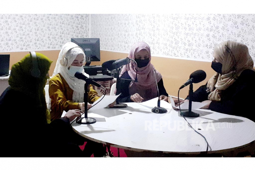  Najia Sorosh Kepala Sadai Banowan, stasiun radio yang dikelola wanita (kanan) berbicara dengan stafnya di studio penyiaran di provinsi Badakhshan, timur laut Afghanistan, Selasa (7/3/2023). Stasiun radio yang dikelola wanita di timur laut Afghanistan telah ditutup karena memutar musik selama bulan suci Ramadhan, kata seorang pejabat Taliban.