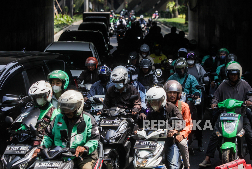 Sejumlah pengendara motor melintasi kawasan Semanggi, Jakarta. Anggota DPRD meminta Pemprov DKI untuk mengatasi kemacetan di Jakarta.