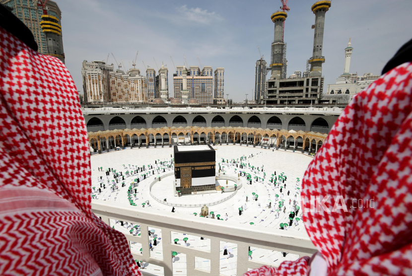Peziarah Muslim melakukan Tawaf di sekitar Kabah. Perdana, Jamaah Inggris Bisa Daftar Haji Mandiri Lewat Aplikasi