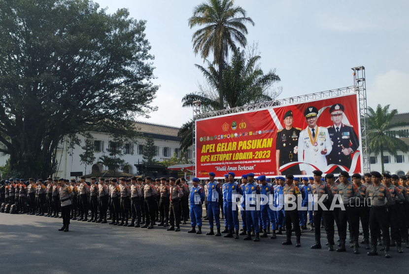 Apel Gelar Pasukan Operasi Ketupat Lodaya 2023 di depan Gedung Sate, Jalan Diponegoro, Kota Bandung, Senin (17/4/2023). 