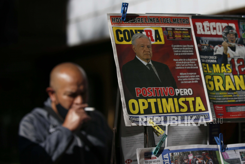  Halaman depan sebuah surat kabar memuat tajuk Spanyol Positif tapi optimis untuk berita tentang Presiden Meksiko Andrés Manuel López Obrador terkena COVID-19 di sebuah kios di Paseo de la Reforma di Mexico City, Senin, 25 Januari 2021.