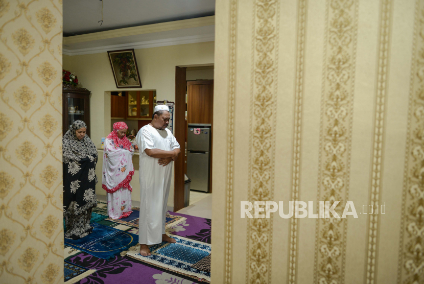 Salah satu keluarga melaksanakan shalat berjamaah di rumah. Pemerintah mengimbau umat muslim untuk melaksanakan ibadah di rumah saat pandemi Covid19. (ilustrasi)