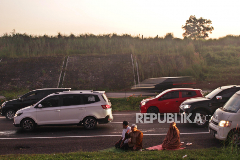 Pemudik melakukan shalat shubuh saat diberlakukan sistem satu arah Tol Cipali Km 141, Indramayu, Jawa Barat, Jumat (6/5/2022). 