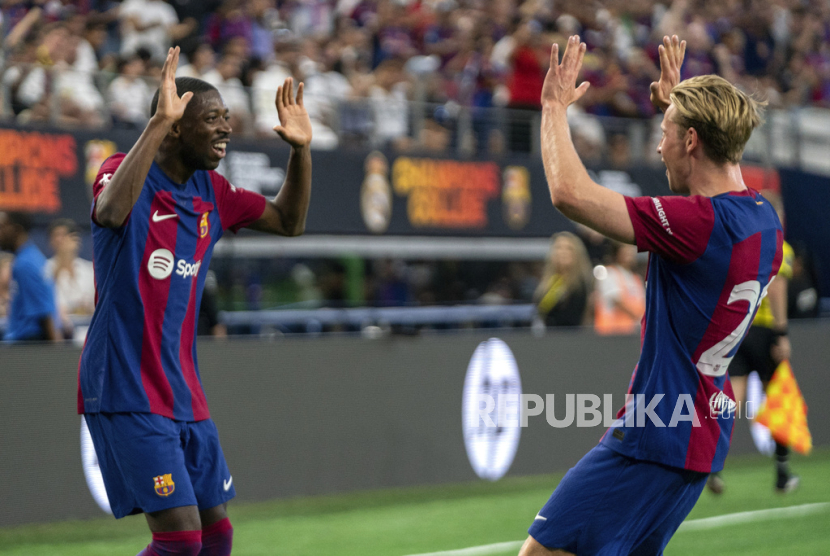 FC Barcelona forward Ousmane Dembele, left, celebrates with midfielder Frenkie de Jong (21) after scoring a goal against Real Madrid during the first half of a Champions Tour soccer match, Saturday, July 29, 2023 at AT&T Stadium in Arlington, Texas. 