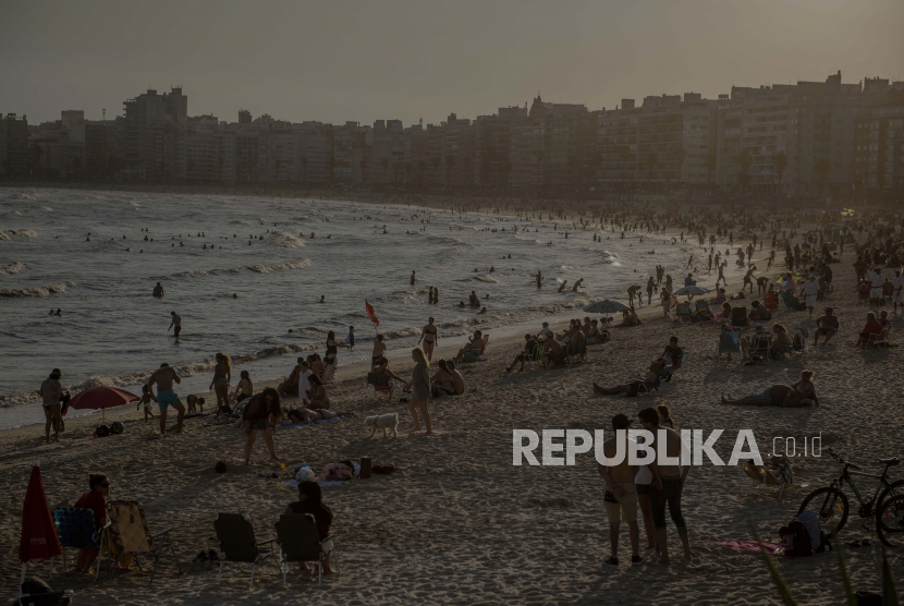  Orang-orang menikmati pantai selama pandemi COVID-19 di Montevideo, Uruguay, Minggu, 10 Januari 2021. 