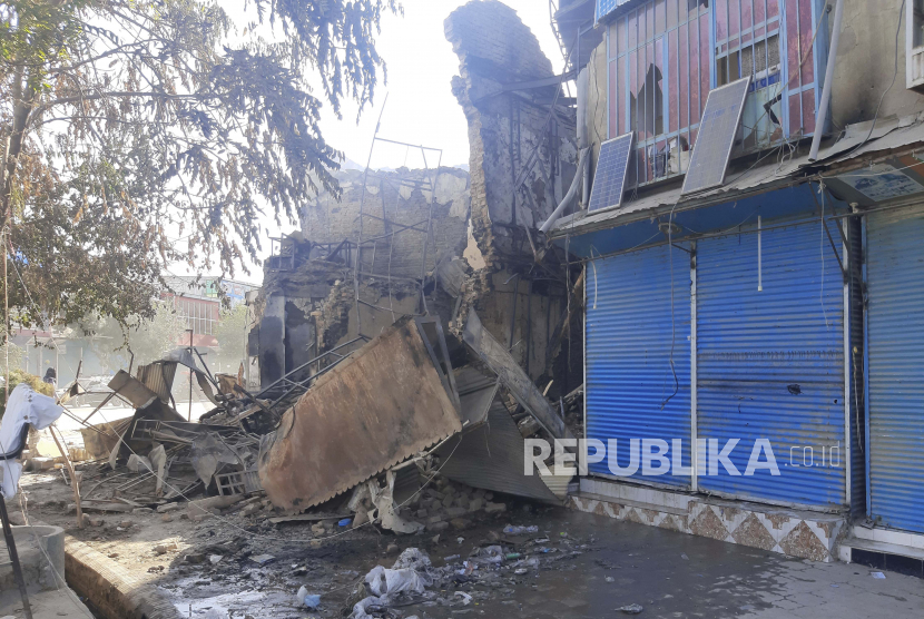  Toko-toko rusak setelah pertempuran antara Taliban dan pasukan keamanan Afghanistan di kota Kunduz, Afghanistan utara, Minggu, 8 Agustus 2021. Pejuang Taliban hari Minggu menguasai sebagian besar ibu kota provinsi Kunduz, termasuk kantor gubernur dan markas polisi, sebuah provinsi. kata anggota dewan.