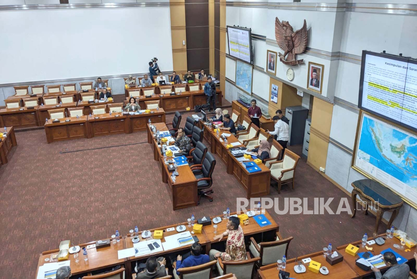 Suasana proses pembahasan revisi UU ITE, di Ruang Rapat Komisi I, Kompleks Parlemen, Jakarta. 