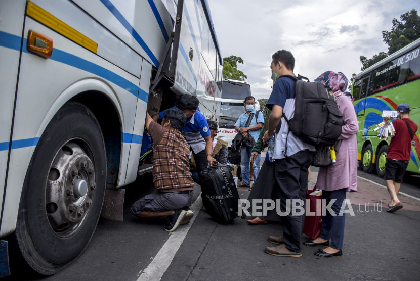 Petugas memasukkan barang milik penumpang ke dalam bus di Terminal Cicaheum, Kota Bandung, Rabu (27/4/2022). Terminal Cicaheum Kota Bandung menyediakan sedikitnya 156 armada bus untuk melayani pemudik pada masa Lebaran 2022. Sementara itu, puncak arus mudik di terminal tersebut diperkirakan akan terjadi pada 29-30 April mendatang. Foto: Republika/Abdan Syakura