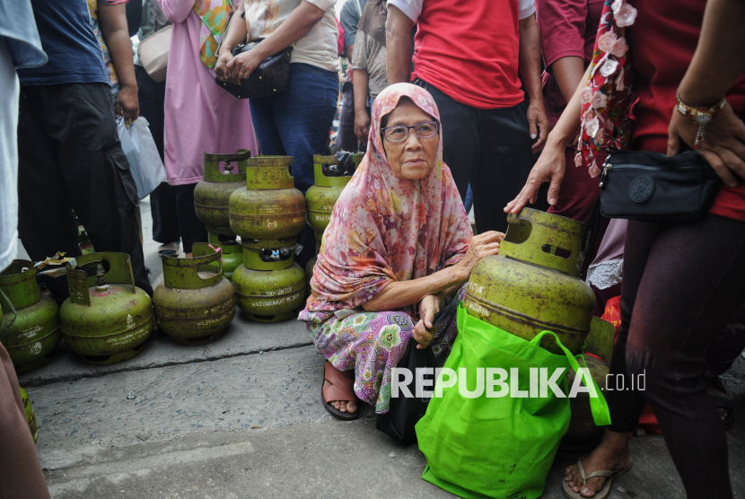 Warga antre untuk membeli gas elpiji 3 kilogram bersubsidi di salah satu pangkalan di Bojong Gede, Kab Bogor, Jawa Barat, Selasa (4/2/2025).