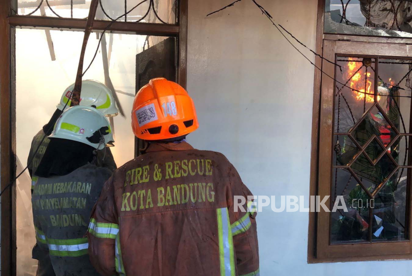 Sebanyak dua unit rumah ludes terbakar di Gang Warta, Jalan Gatot Subroto, Kecamatan Batununggal, Kota Bandung, Kamis (21/3/2024) pagi. Satu orang mengalami luka bakar ringan. 