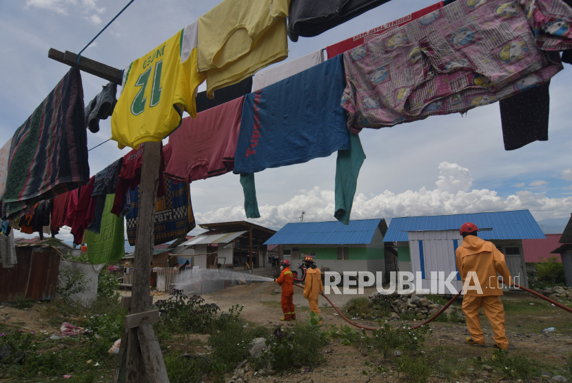 Petugas Pemadam Kebakaran menyemprotkan cairan disinfektan di lingkungan dan hunian sementara pengungsian warga penyintas bencana gempa dan likuefaksi di Kamp Balaroa, Palu, Sulawesi Tengah, Rabu (1/4/2020).  Para penyintas gempa dan likuefaksi Palu sudah dua kali jalani Ramadhan di huntara. Ilustrasi.