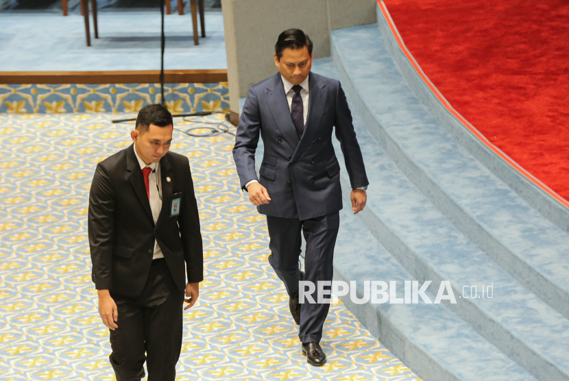Deputi Gubernur Bank Indonesia Terpilih Thomas Djiwandono (kanan) menghadiri Rapat Paripurna DPR RI di Kompleks Parlemen, Senayan, Jakarta, Selasa (27/1/2026). Rapat Paripurna DPR menyetujui Thomas Djiwandono menjadi Deputi Gubernur Bank Indonesia periode 2026-2031 menggantikan Juda Agung yang mengundurkan diri pada 13 Januari 2026.
