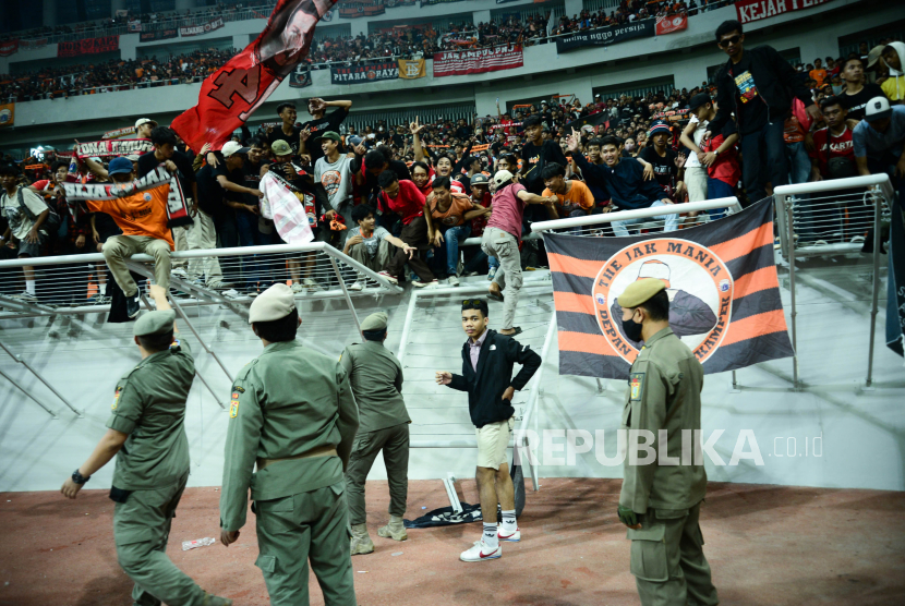 Ilustrasi. PT Jakarta Propertindo (Perseroda) memperkuat struktur pagar pembatas penonton di Jakarta International Stadium (JIS). 