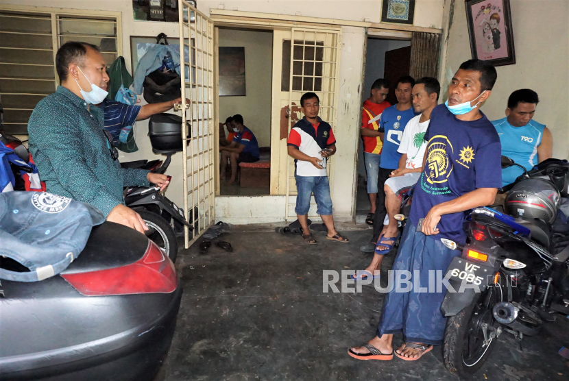 Sejumlah Tenaga Kerja Indonesia (TKI) pekerja konstruksi dari berbagai daerah di Jawa Timur berkumpul di rumah sewa mereka di Jalan Pasir Merah Batu 5 Klang Lama, Kuala Lumpur, Jumat (27/3/2020), selama Perintah Kawalan Pergerakan (MOC) mulai (18/3) hingga (14/4) untuk membatasi COVID-19. Para pekerja yang kesulitan bahan makanan dan keuangan tersebut sedikit terbantu setelah ada bantuan dari relawan Muhammadiyah yang didukung KBRI Kuala Lumpur