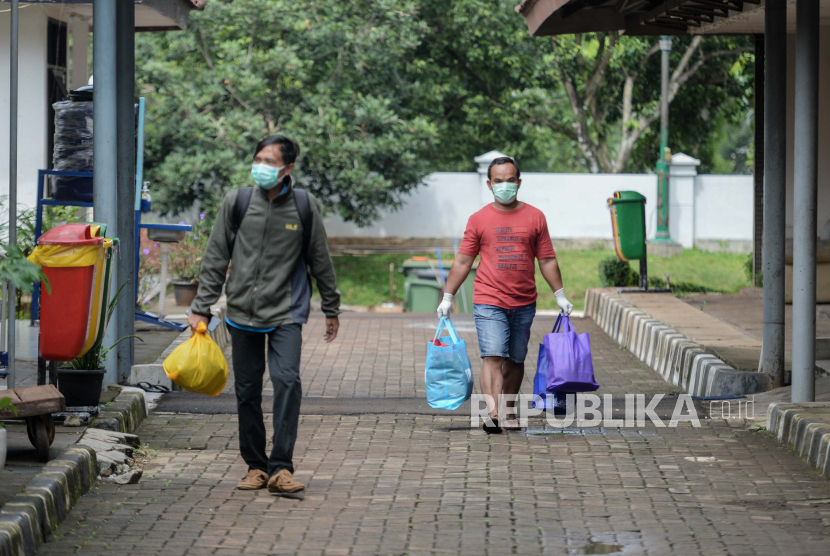 Pasien covid-19 berjalan meninggalkan ruangan isolasi Graha Wisata Ragunan di Jakarta, Jumat (29/1). Sebanyak 68 pasien covid-19 dari total 81 pasien yang melakukan isolasi di tempat tersebut telah dinyatakan sembuh. Sementara berdasarkan data Komite Penanganan Covid-19 dan Pemulihan Ekonomi Nasional pada Kamis (28/1) Sore jumlah pasien yang sembuh bertambah 10.792 orang dengan jumlah total pasien sembuh mencapai 842.122 orang.